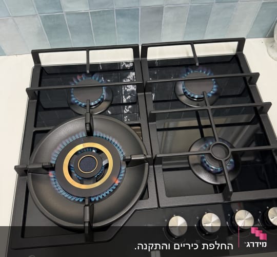 כיריים גז עם להבות כחולות במטבח